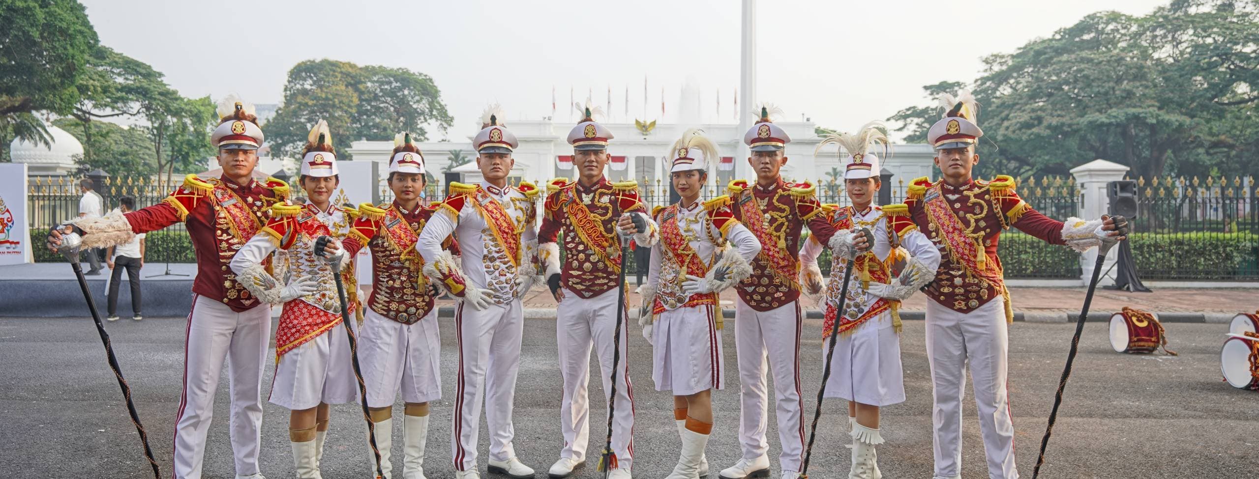 Taruna TNI-Polisi sedang menggunakan seragam seremonial