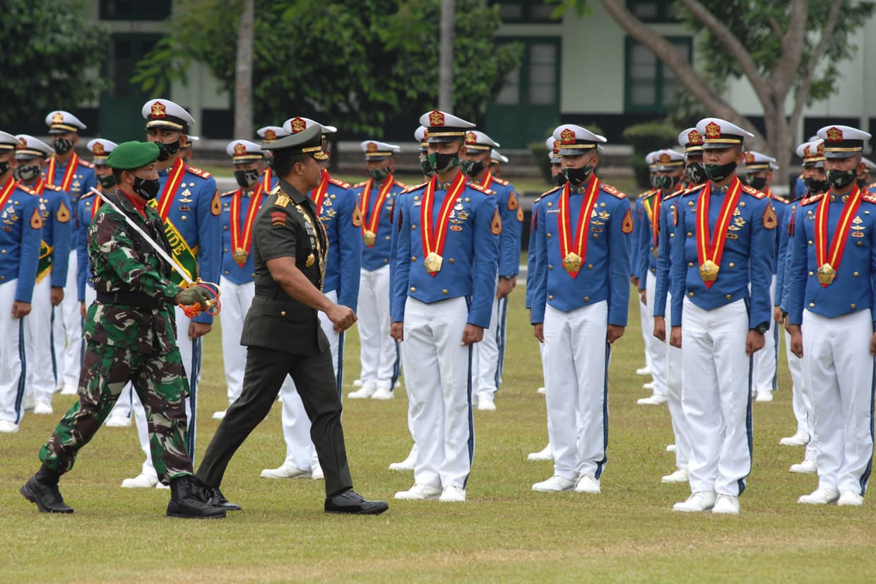 Taruna AKMIL sedang berbaris dengan seragam lengkap