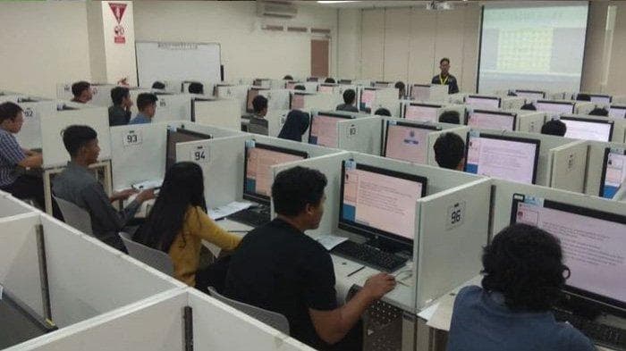 Siswa sedang mengerjakan soal UTBK di komputer
