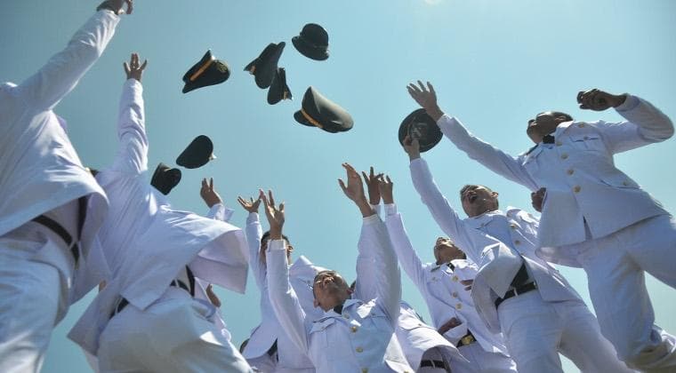 Taruna dan taruni merayakan kelulusan sekolah kedinasan (ipdn)